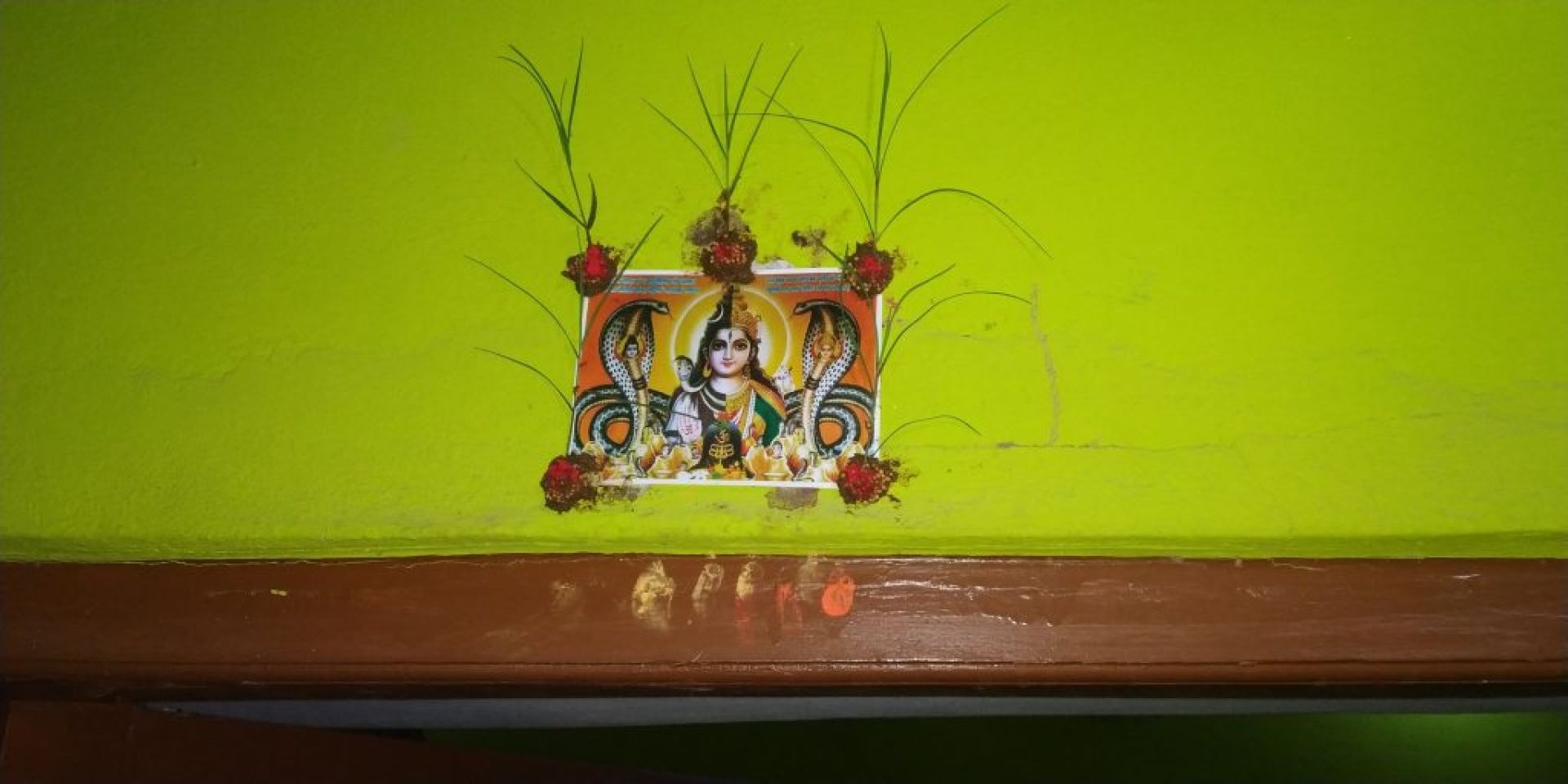 यस कारण टाँसिन्छ मूलढोका माथि नागको चित्र?